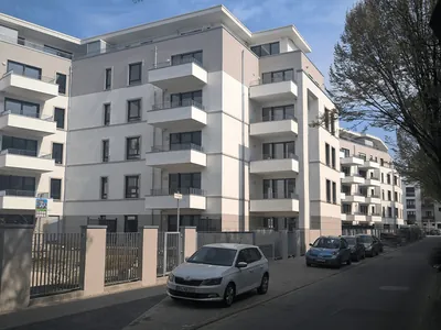 Fünfgeschossiges Mehrfamilienhaus mit hellem Putz und Balkonen an der Straße. Dortmund, Bremer Straße (Großansicht)