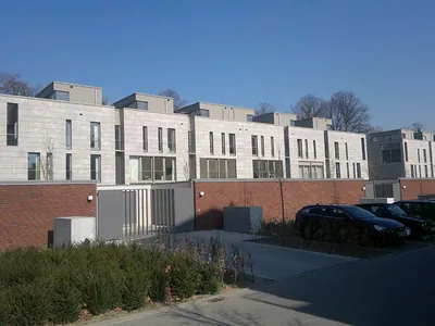 Reihe von Stadthäusern mit Klinkersockel und Staffelgeschoss. Düsseldorf, An der Ulanenkaserne (Großansicht)