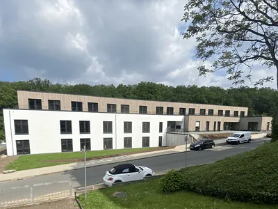 Langgestreckte Wohnanlage am Waldrand