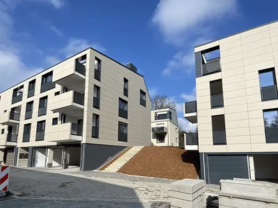 Mehrfamilienhäuser mit heller Fassade an einem Hang. Hattingen, Im Eickhoff (Großansicht)